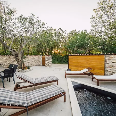 Giulia With Swimming Pool In Privlaka Near Zadar 펜션 *